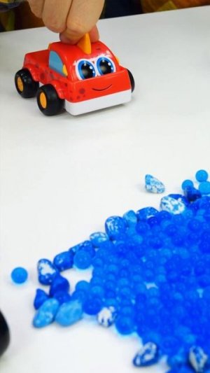 Мокасы гоняют в экстремальных условиях 🚘🌊 Машинки и игрушки для малышей #длядетей #детскийканал