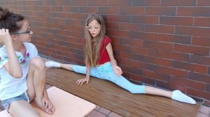 Учимся садиться на шпагат детям