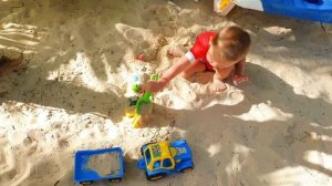 Синий трактор и Малыш играют в песочке с Машинками / Едет Трактор Синий Трактор