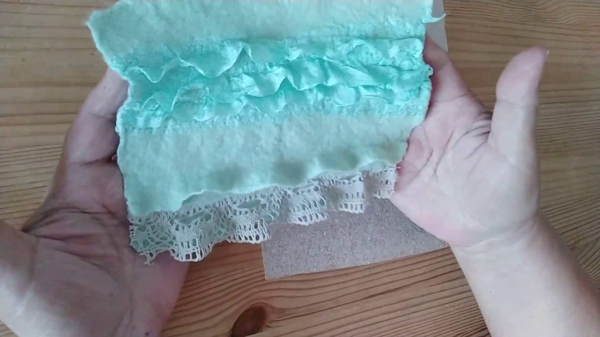 Как сделать складки из шелка и привалять кружево к шерсти. Мокрое валяние. Фактурный нуновойлок смотреть онлайн