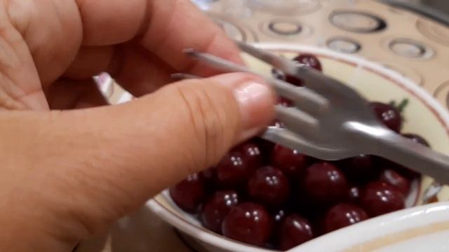 🍒смотрите комментарий🍒,как быстро вынуть косточку из вишни,черешни🍒 смотреть онлайн