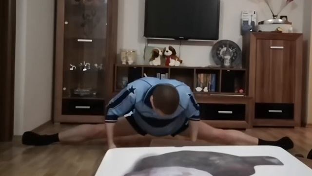 ПАПИЧ ДЕЛАЕТ ШПАГАТ ПОД TRAP TRAP TRAP смотреть онлайн