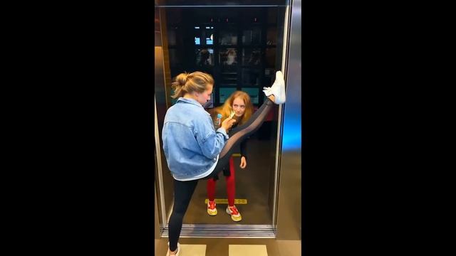 ШПАГАТ В ЛИФТЕ ПРАНК / РЕАКЦИЯ ЛЮДЕЙ НА ШПАГАТ В ЛИФТЕ смотреть онлайн