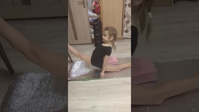 правый шпагат 4 Апреля смотреть онлайн