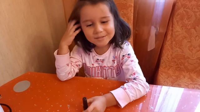 София хочет покрасить ногти. Sophia wants to paint her nails 💅)))) смотреть онлайн