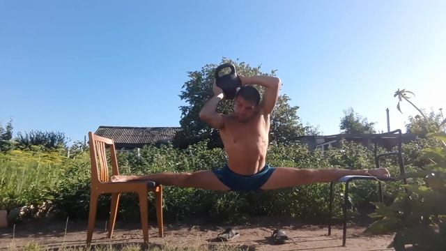 Шпагат на двух стульях + круговые движения гири 16кг по 5 раз вокруг головы смотреть онлайн