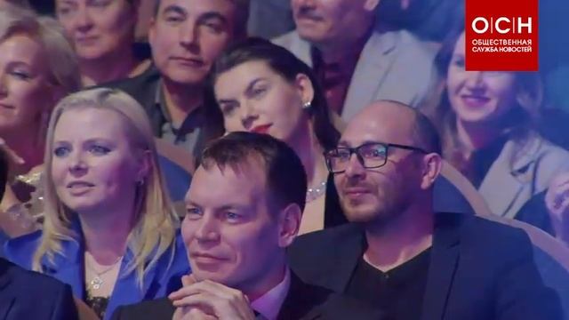 Екатерина Варнава села на шпагат с 85-летней бабушкой на премии в Челябинске смотреть онлайн