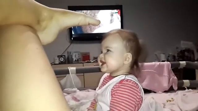 Амелия сама сидит, хоть пока ещё не очень уверенно смотреть онлайн