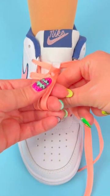 КРЕАТИВНЫЙ ПОШАГОВЫЙ СПОСОБ ЗАВЯЗЫВАНИЯ ШНУРКОВ – ШНУРКИ ГОРЯЩИЕ В ТЕМНОТЕ #shorts