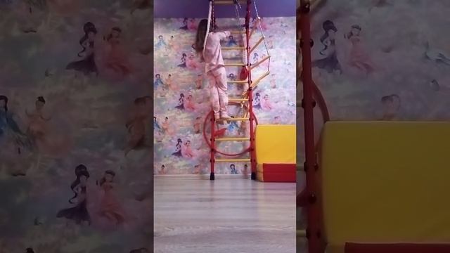 шпагат в воздухе на канати и лазелке смотреть онлайн