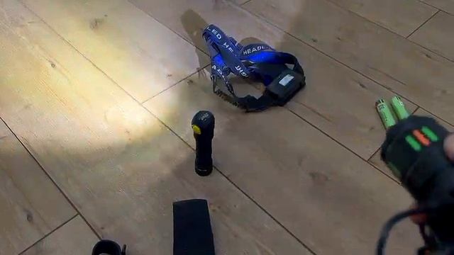 Дешевый, но яркий налобный фонарь. смотреть онлайн