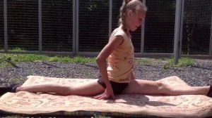 Гибкая девушка Шпагат на улице