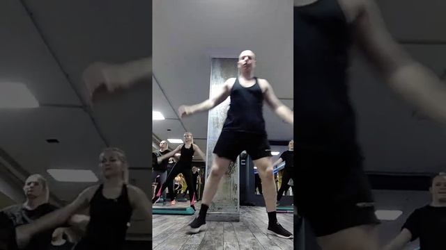 Разминка — это комплекс упражнений для подготовки тела к физической нагрузке. Фитнес. Растяжка. смотреть онлайн