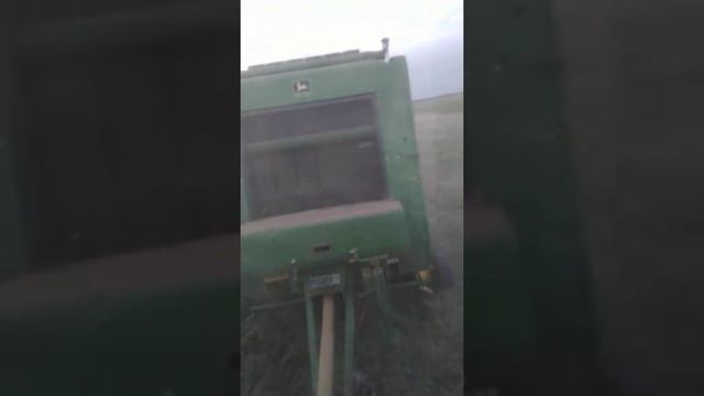 МТЗ-80 и Джон Дир 580 пресуем камыш . смотреть онлайн