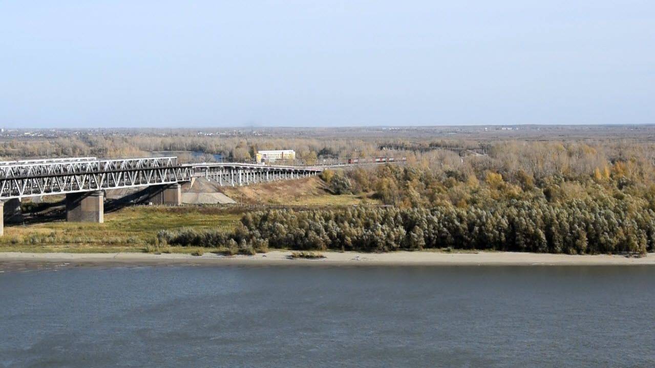 Электропоезд ЭД9М-0056 на мосту через Обь.