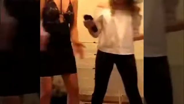 Чуть не села на штырь ! Жесть ) Прикол смотреть онлайн
