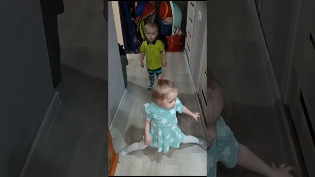 Лера села на шпагат у Мира танцы))) смотреть онлайн