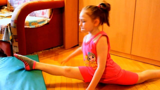 Как сесть на шпагат Oversplits? // Как встать на руки? // Маленькая гимнастка