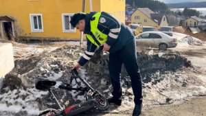 Двое детей вылетели на электросамокате под колеса Toyota в Свердловской области