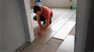 Как класть керамическую и керамогранитную плитку на бетонный пол. Постройка дома своими руками.