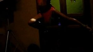 Раздвигают ноги