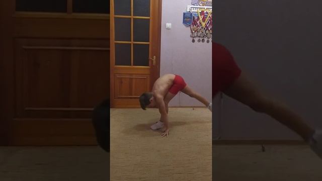 Со стойки на шпагат и обратно. смотреть онлайн