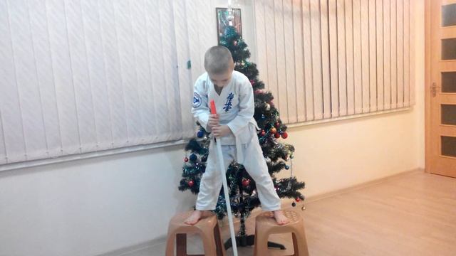 Миша делает шпагат смотреть онлайн