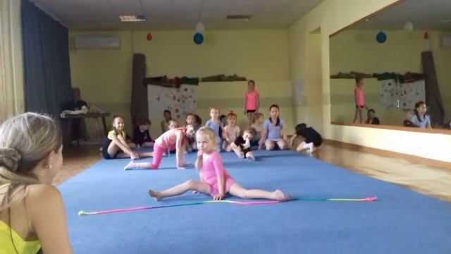 Ульяна делает шпагат. смотреть онлайн