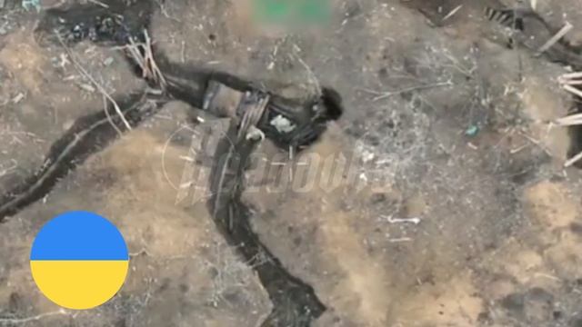 Под Покровском русский солдат спокойно пересекает «открытку» под градом ударов дронов-камикадзе смотреть онлайн