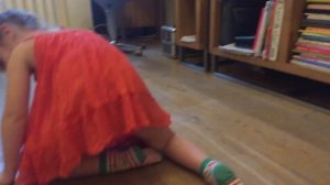 Алиса делает шпагат и стойку на руках 😂🤣😅