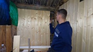 Землянка двухкомнатная, обшивка вагонкой. Жду гостей. Купаты на сковороде