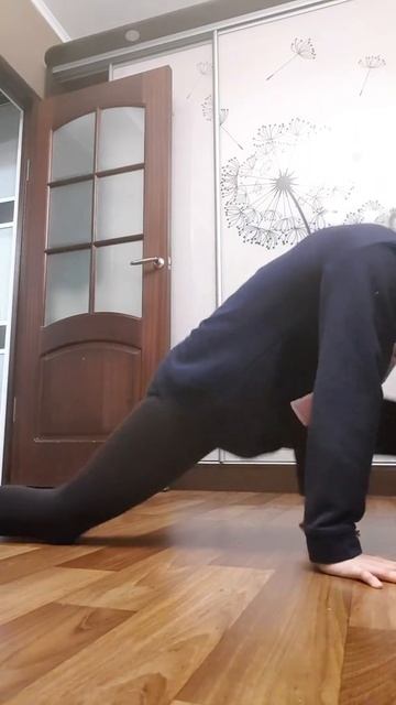 Учимся делать продольный шпагат. Учись со мной.😉 смотреть онлайн