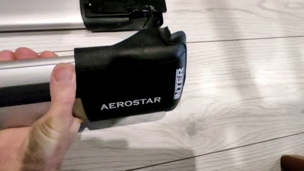 Багажник INTER AeroStar R57 Silver на рейлинги с просветом - распаковка, из чего состоит.