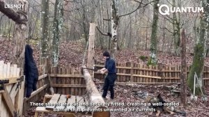 Двое мужчин строят дом из бревен и камней в лесу от начала до конца