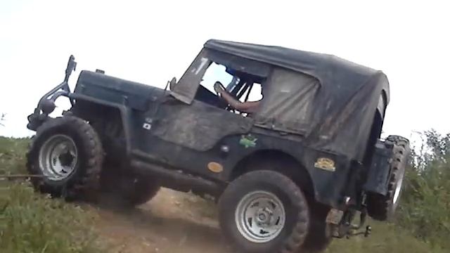 Subida do aterro - Jeep Willys смотреть онлайн
