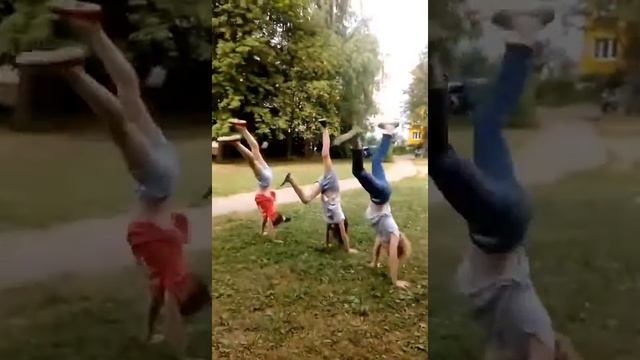 Стойка,мостик и колесо вместе со мной и друзьями!😁😁😁 смотреть онлайн
