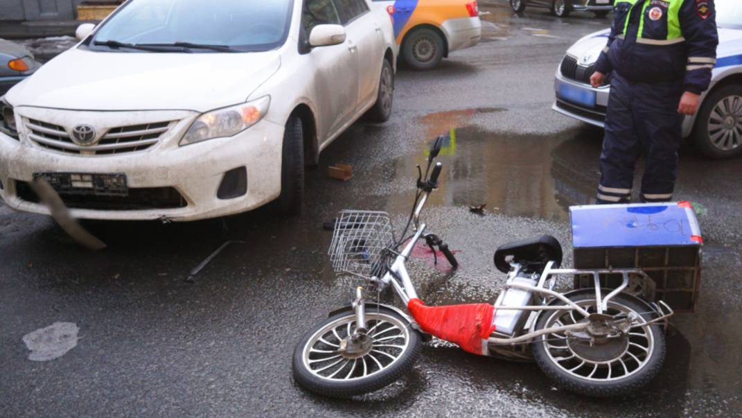 В Петербурге провели масштабный рейд против нарушителей ПДД на электровелосипедах