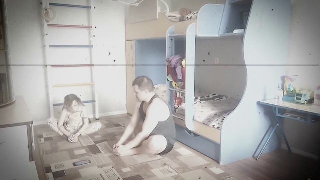 Алиса учится садится на шпагат смотреть онлайн
