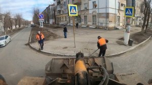 Вернулся на старую работу. Работаю на большом погрузчике. Убераем город.