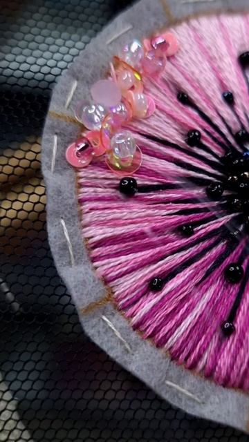 Ещё один вариант брошей Одуванчики 😍Как вам новая расцветка? #вышивкабисером #брошьизбисера смотреть онлайн