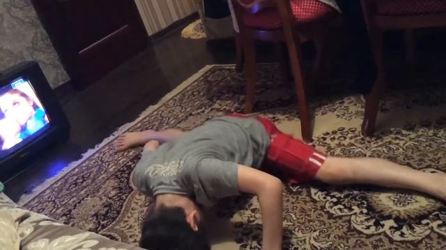 Мальчик делает шпагат смотреть онлайн