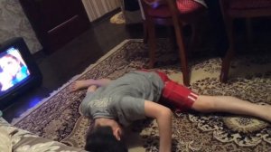 Мальчик делает шпагат