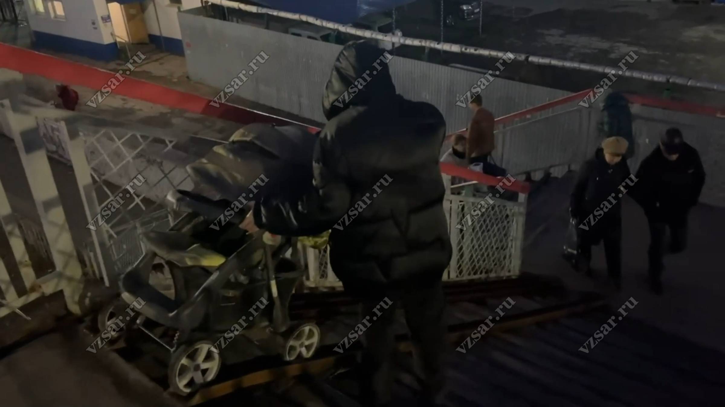 Хаос на вокзале. Журналист "Взгляда" захотел стать бездетным после эксперимента с коляской смотреть онлайн