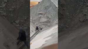 Строительство, разгрузка баржи