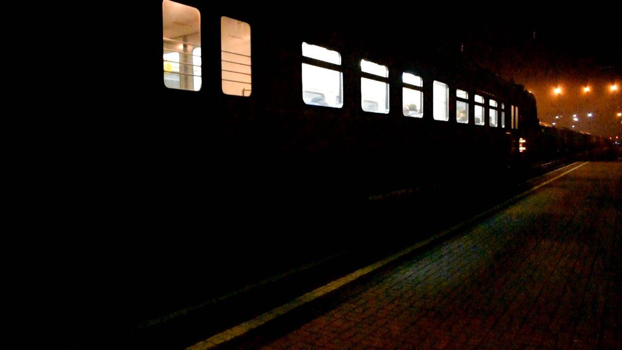 Электропоезд ЭД9М-0154. Отправление.