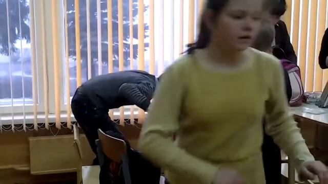 Школьник лижет парту, :) смотреть онлайн