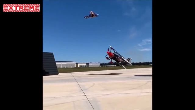 Awersome Motorcycle over airplane extreme stunt / Потрясный полёт над самолётом экстрим трюк смотреть онлайн