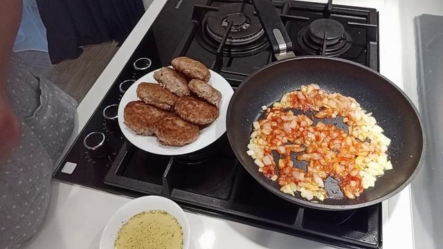 С утра снова на кухне )) Незатейливая подлива к котлетам)) смотреть онлайн