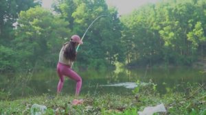 Девушка ловит огромного карпа. Прикорм на улиток #fishing