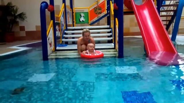 Миша первый раз плавает в бассейне смотреть онлайн